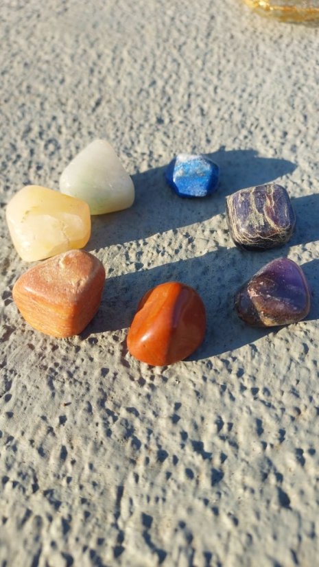 Čakrová sada minerálů ve zlatém sáčku