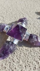 Generátor energie s ametystem šípky