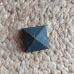 Šungitová pyramída 3x3 cm, neleštená