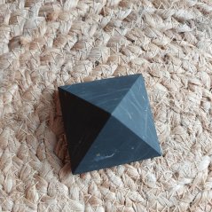 Šungitová pyramída 5x5 cm, neleštená