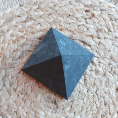 Šungit Pyramida 7x7 cm neleštěná