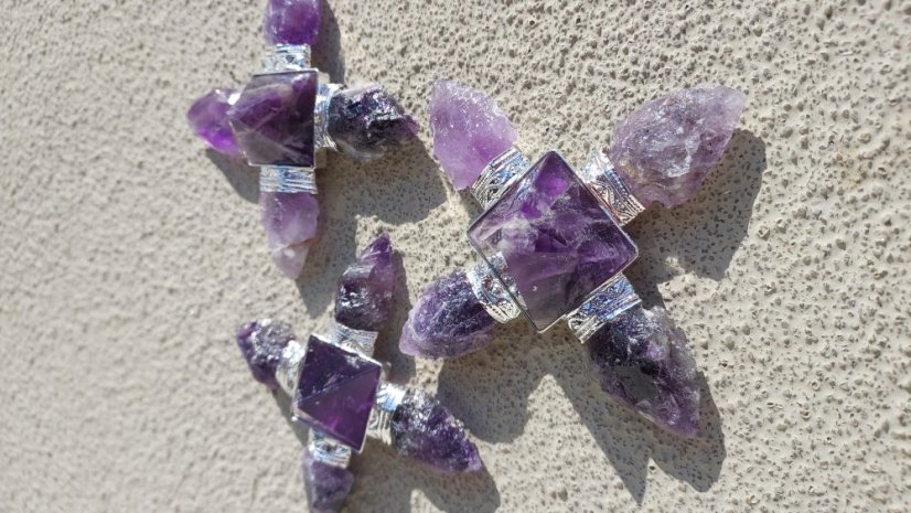 Generátor energie s ametystem šípky