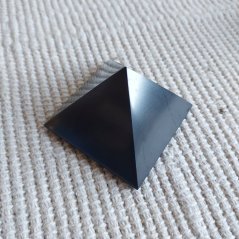 Šungitová pyramída 5x5 cm, leštená