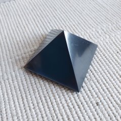 Šungitová pyramída 7x7 cm, leštená