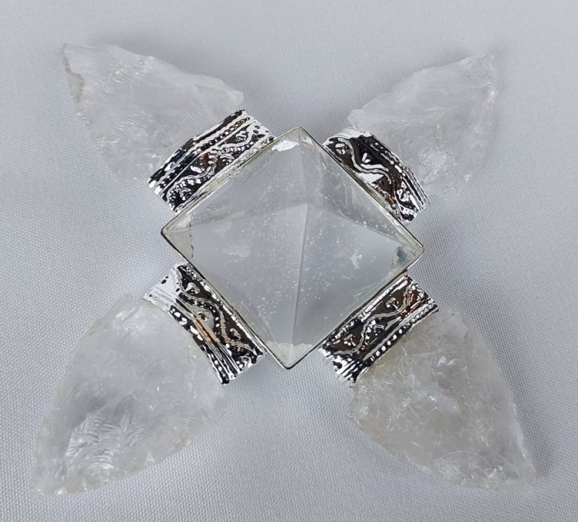 Generátor energie s krištáľem šípky