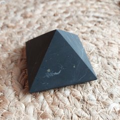 Šungitová pyramída 5x5 cm, neleštená
