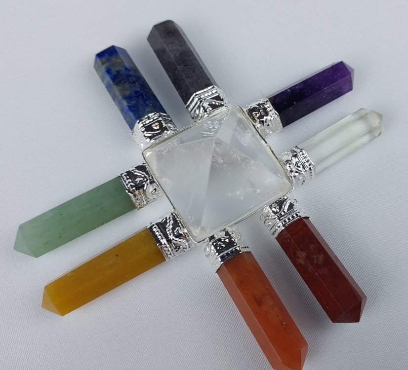 Generátor energie s křišťálovou pyramidou
