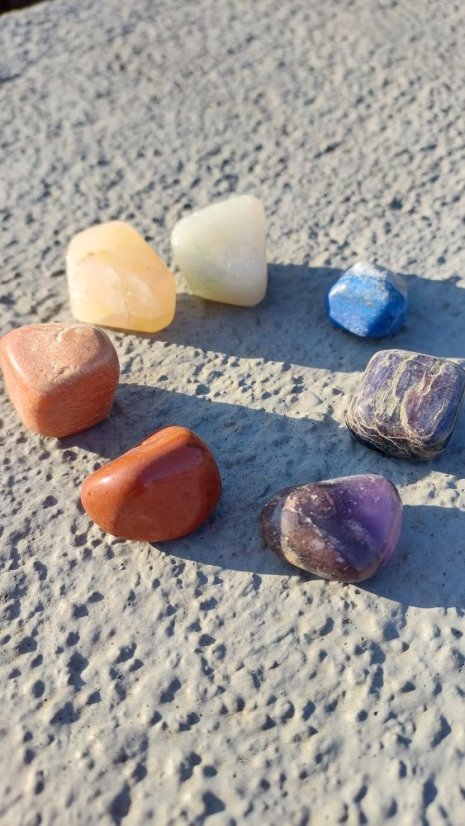 Čakrová sada minerálů ve zlatém sáčku