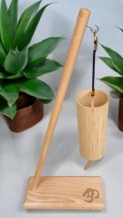 Stojan Pisa na zvonkohru Koshi a Shanti se symbolem Óm