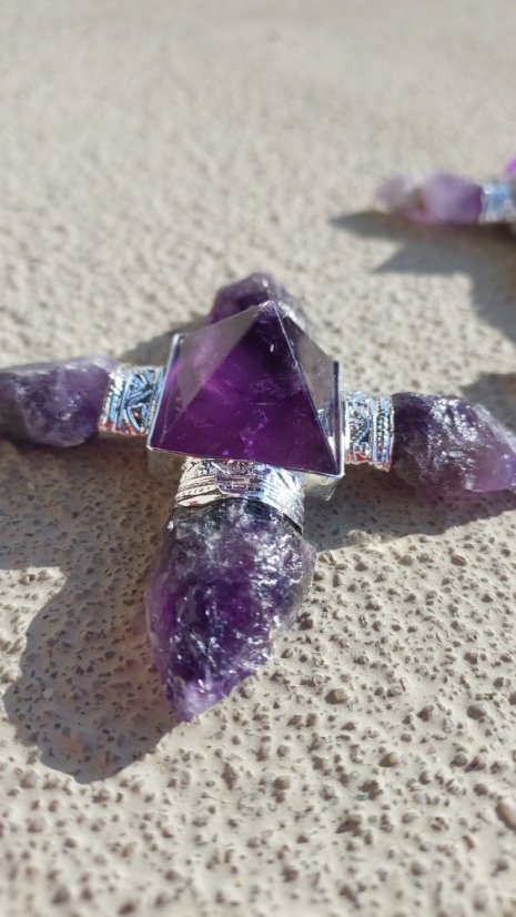 Generátor energie s ametystem šípky