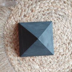 Šungitová pyramída 10x10 cm, neleštená