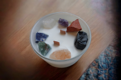 Čakrová sviečka s minerálmi