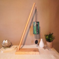 Stojan Pisa pre zvonkohry Koshi a Shanti so symbolom Om