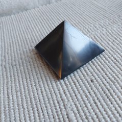 Šungitová pyramída 7x7 cm, leštená