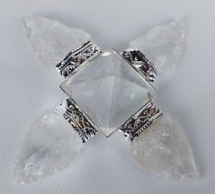 Generátor energie s krištáľem šípky