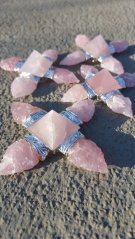 Generátor energie s ružovým kremeňom šípky