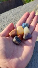 Čakrová sada minerálů ve zlatém sáčku