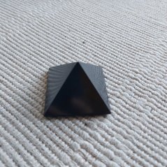 Šungitová pyramída 5x5 cm, leštená