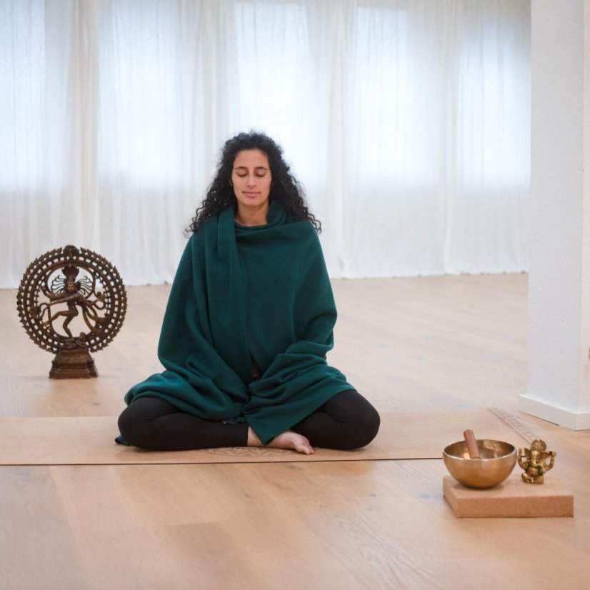 Jógová deka Asana Blanket s výšivkou LOTOS Modrá
