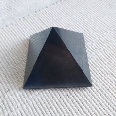 Šungitová pyramída 10x10 cm, leštená