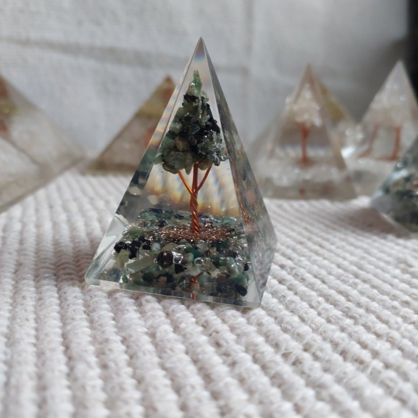 Pyramida Orgonit Smaragd Strom života 4 cm