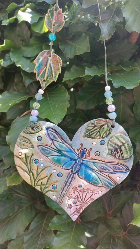 Keramický závěs Srdce Vážky