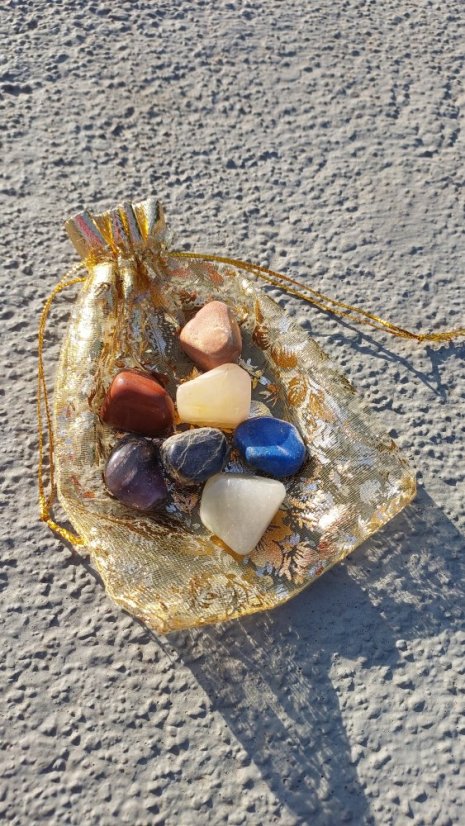 Čakrová sada minerálů ve zlatém sáčku