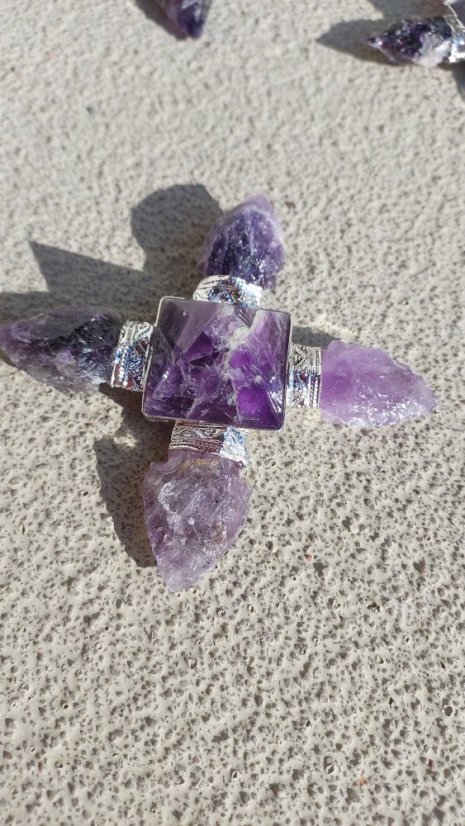 Generátor energie s ametystem šípky