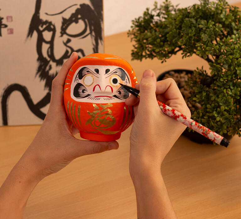 Rituální figurka Daruma Přátelství 12 cm