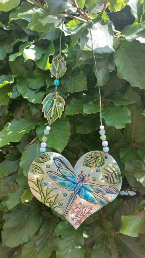 Keramický závěs Srdce Vážky