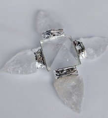 Generátor energie s krištáľem šípky