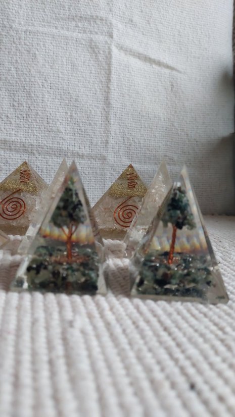 Pyramida Orgonit Smaragd Strom života 4 cm