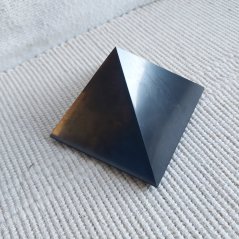 Šungitová pyramída 10x10 cm, leštená