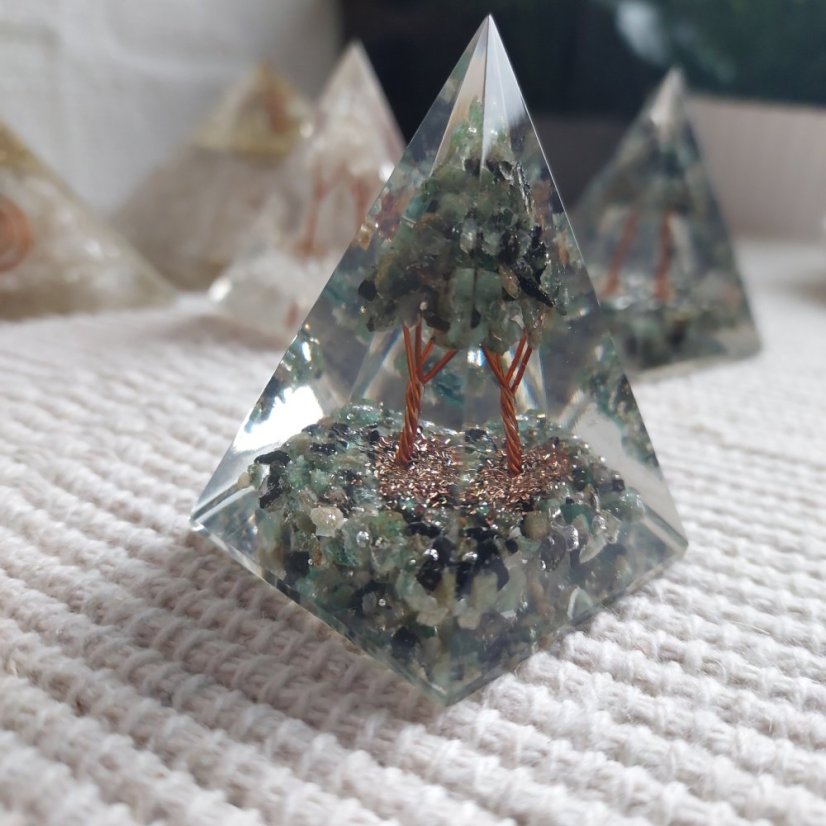 Pyramida Orgonit Smaragd Strom života 4 cm