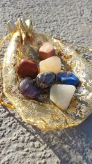 Čakrová sada minerálů ve zlatém sáčku