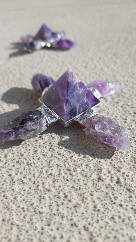 Generátor energie s ametystem šípky